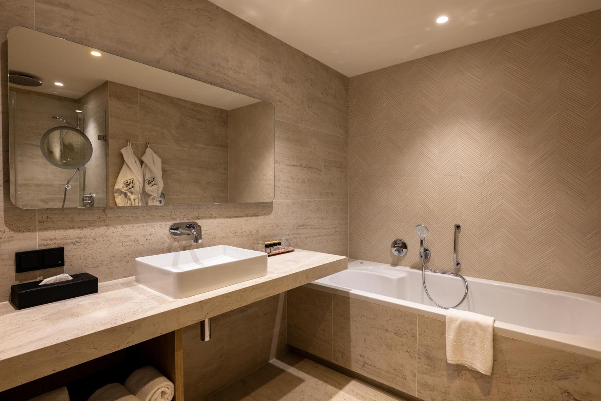 Van Der Valk Hotel Emmen 뉴암스테르담 외부 사진