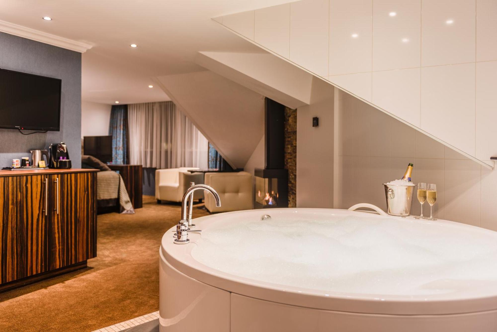 Van Der Valk Hotel Emmen 뉴암스테르담 외부 사진