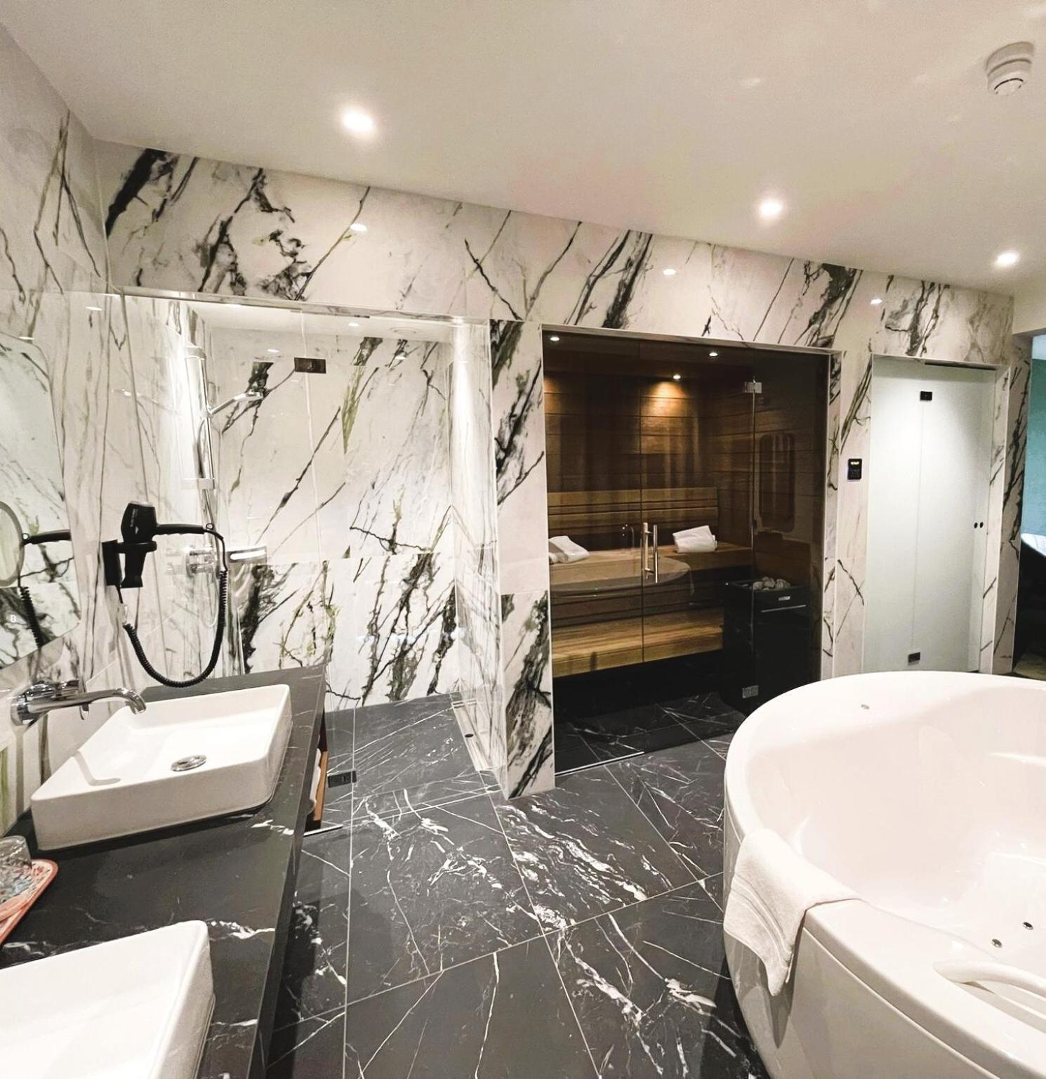 Van Der Valk Hotel Emmen 뉴암스테르담 외부 사진