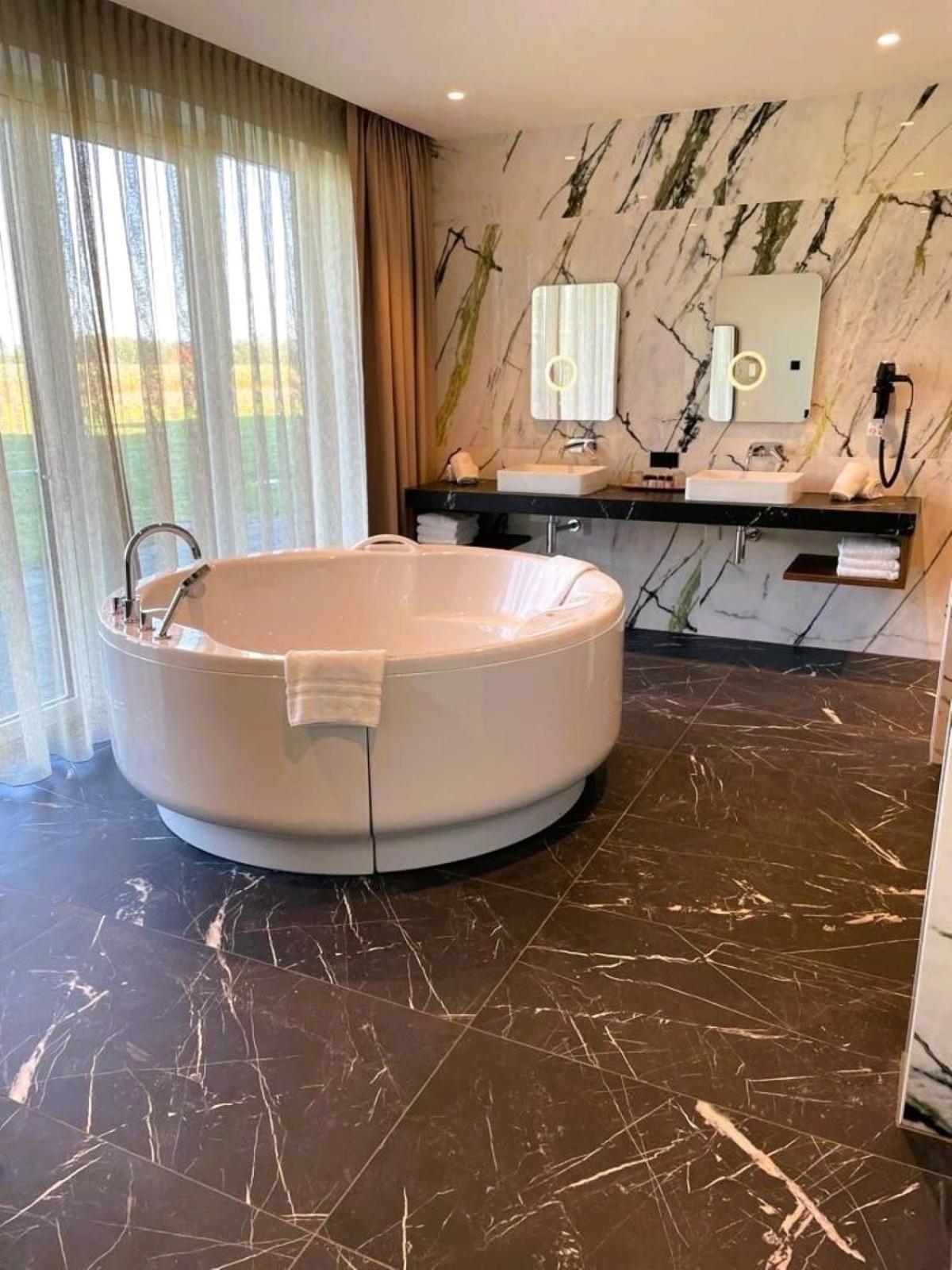 Van Der Valk Hotel Emmen 뉴암스테르담 외부 사진