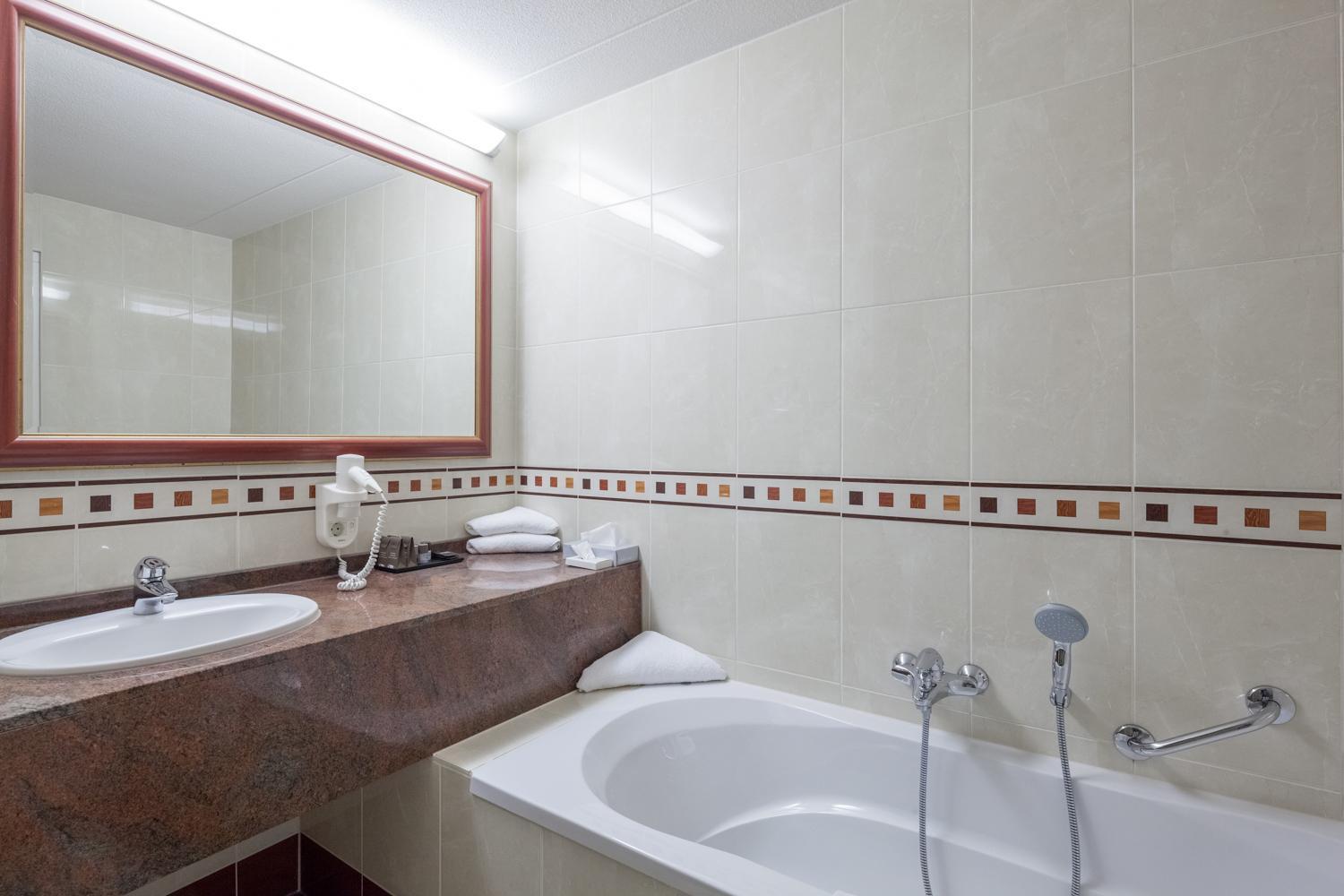 Van Der Valk Hotel Emmen 뉴암스테르담 외부 사진